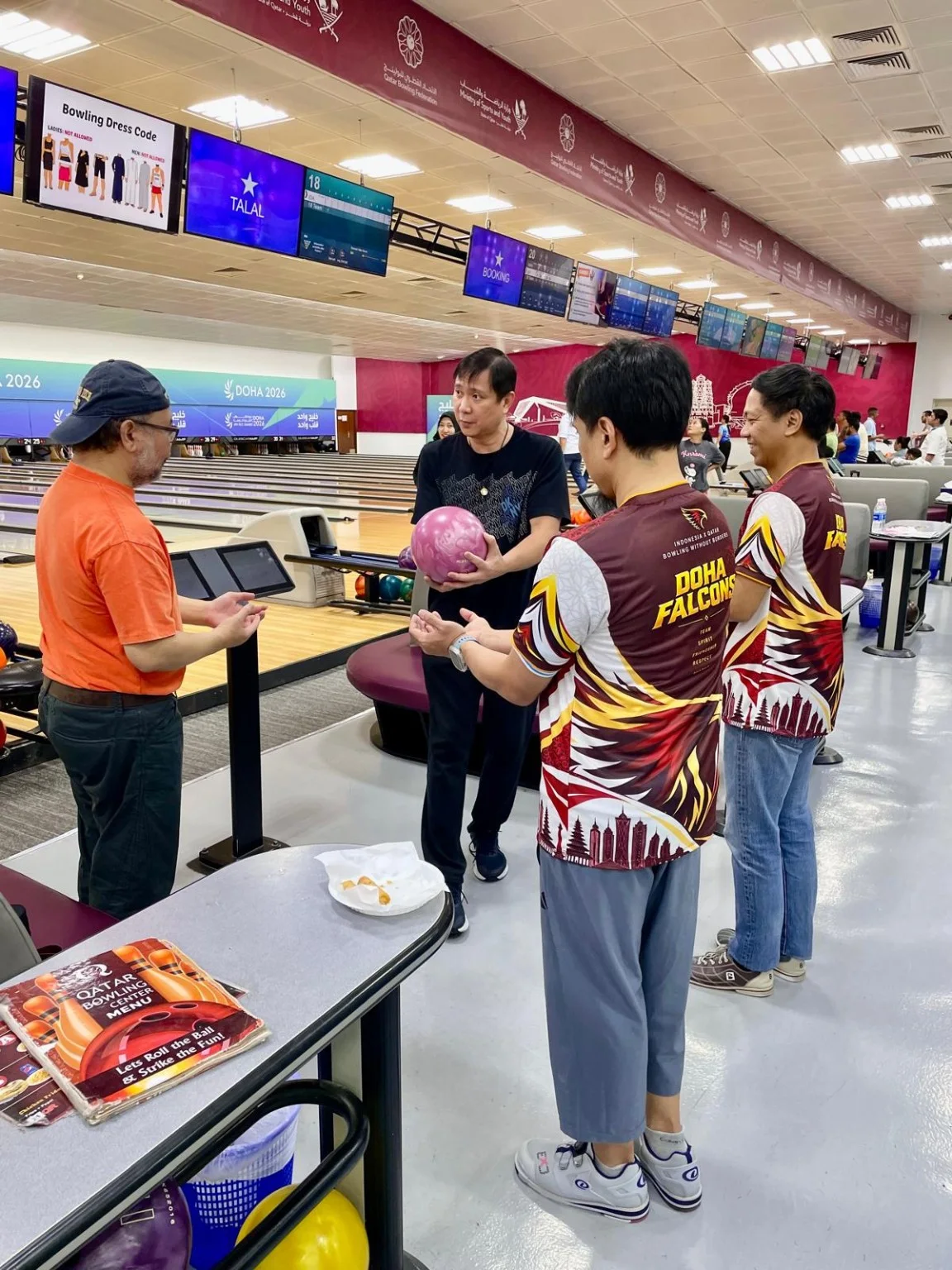 Belajar bowling bersama Coach Julius dari Filipina di Doha